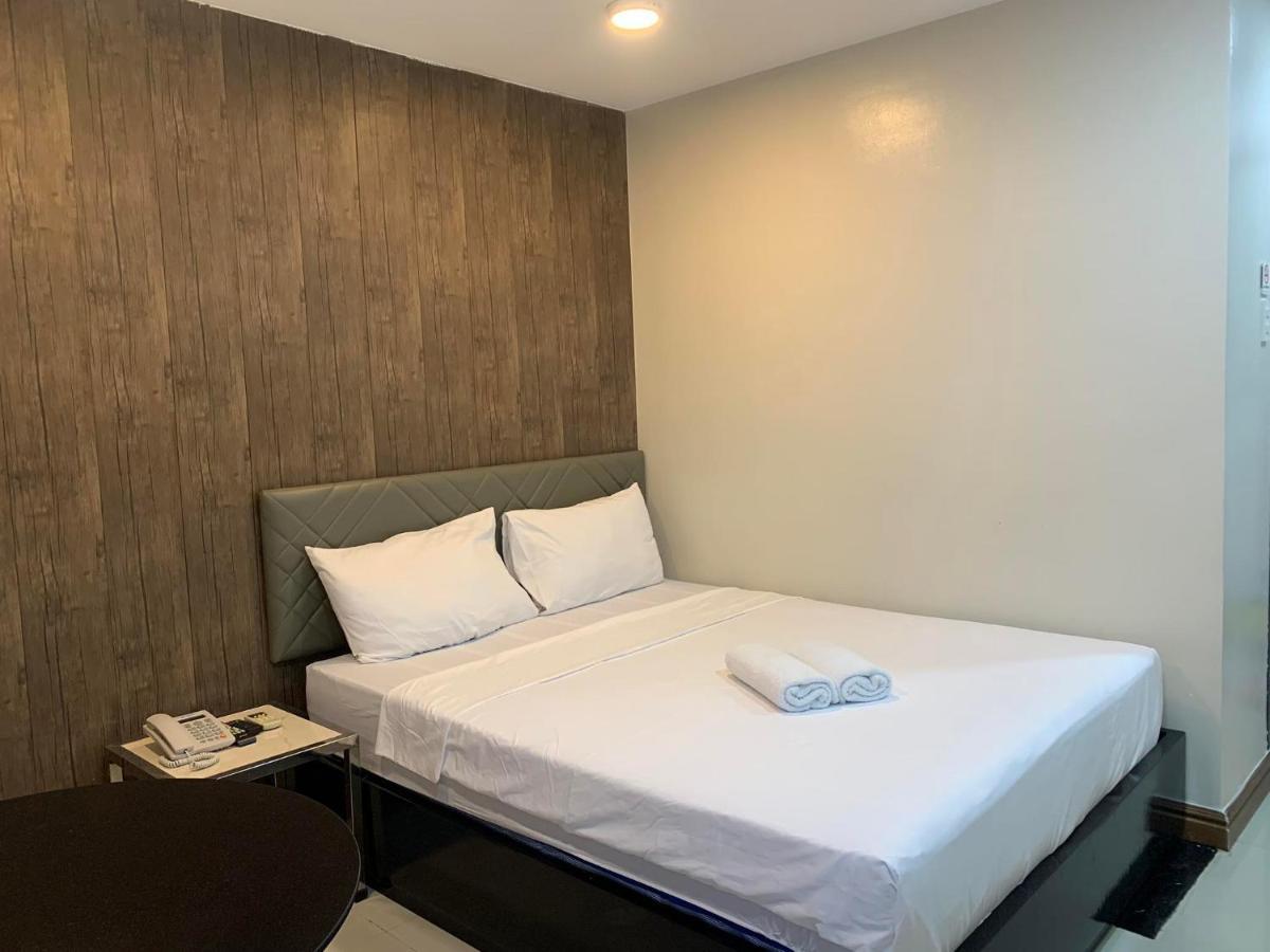 Maine City Residences Manila Bagian luar foto